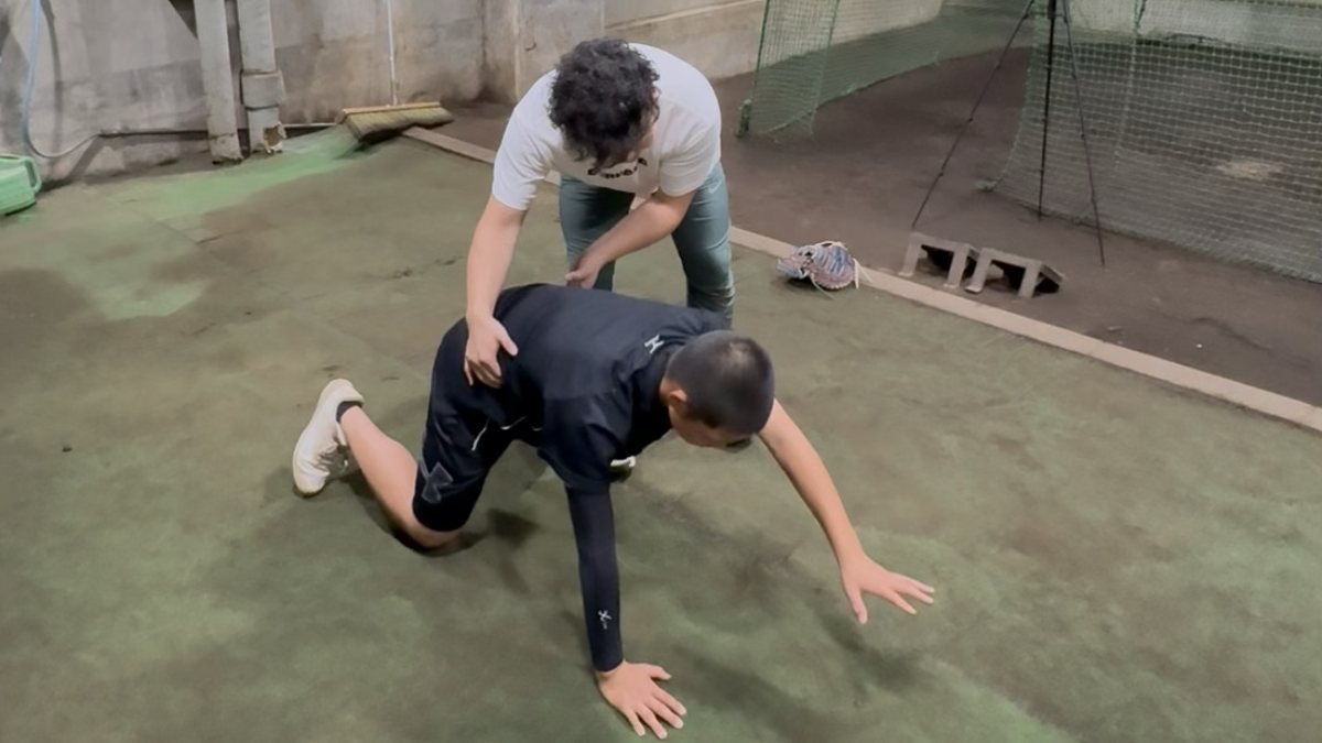 四つ這いの姿勢で、発達学に合わせて腹圧を高めるドリルの様子
