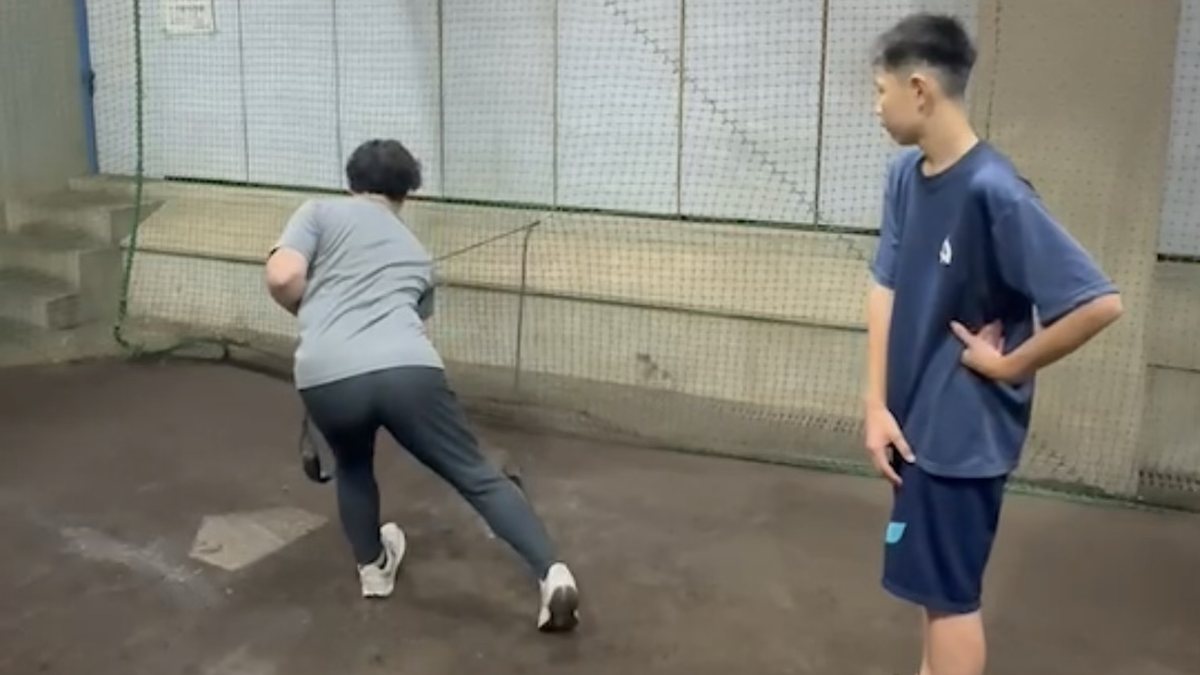 フォロースルーの動きを確認し、背中が丸くならないように修正するドリルの様子